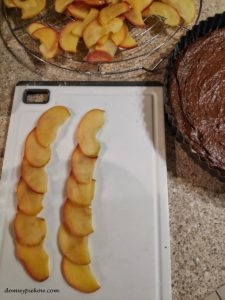 Ciasto czekoladowe z jabłkami bukiet róż