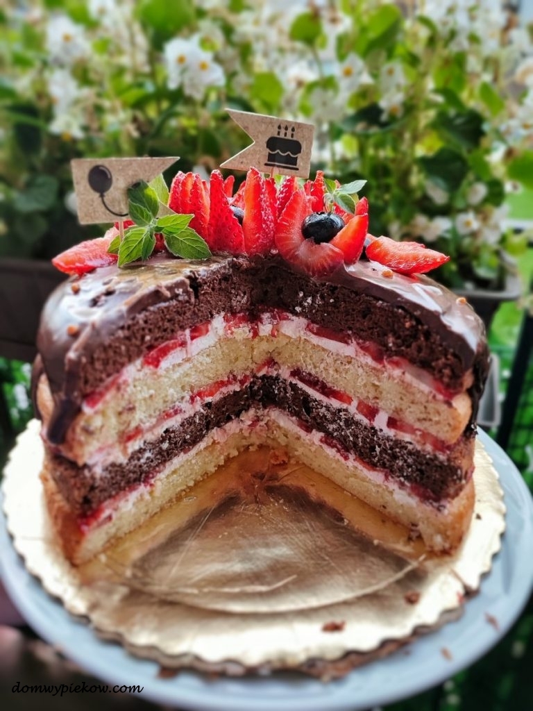 Biszkoptowo-czekoladowy tort truskawkowy